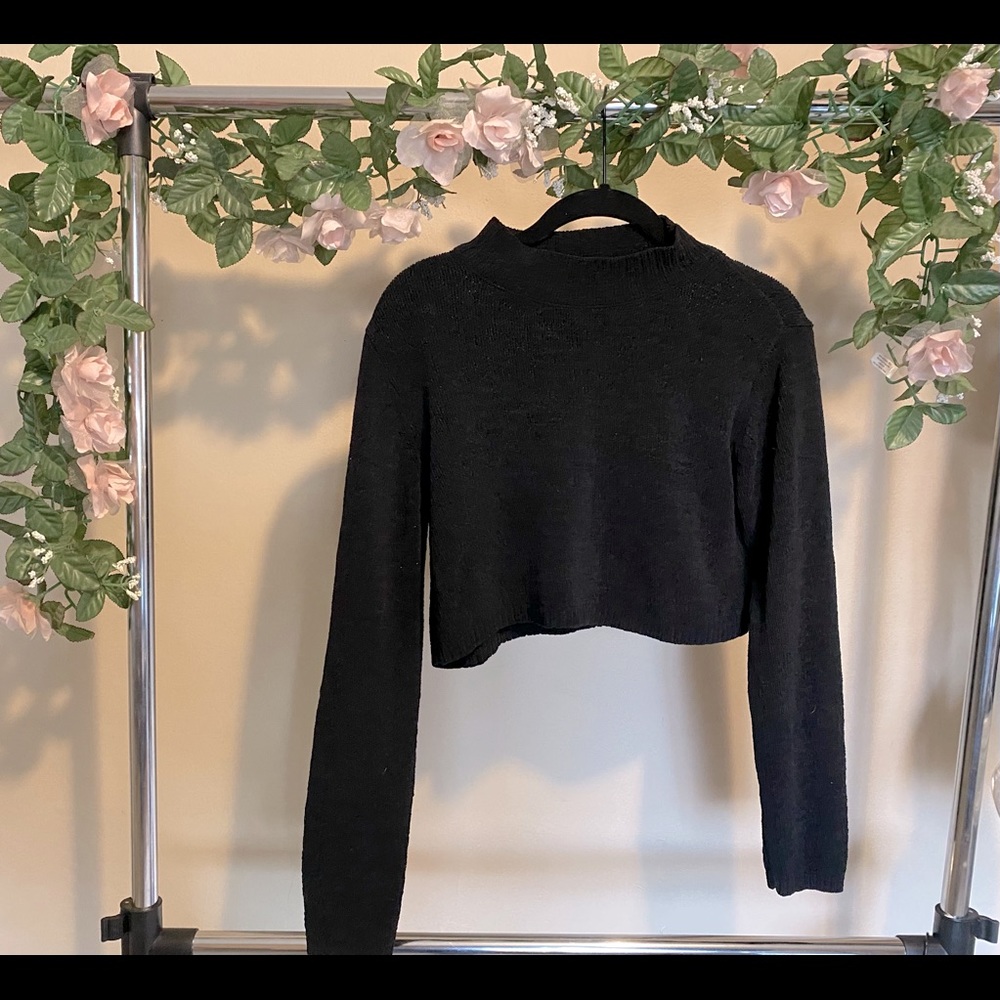 BLACK CROPPED SWEATER SIZE MEDIUM